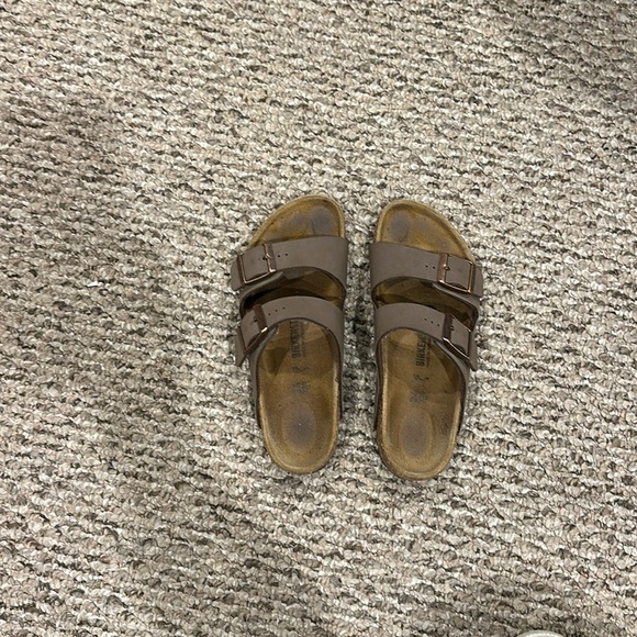 Birkenstocks 
Brown
Girls size 34 equivalent to a US size 4 - Picture 3 of 4